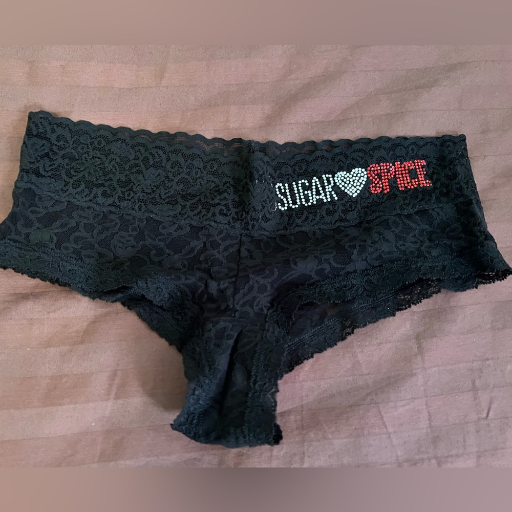 VS The Lacie Black Boyshorts with Sugar Spice Design
Size M
EUC - never worn